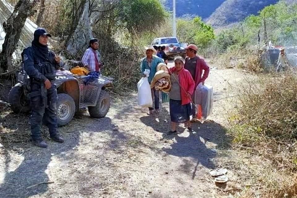 Las familias desplazadas regresaron a Zihuaquio, Guerrero, pero tuvieron que huir nueve días más tarde por amenazas del crimen organizado.