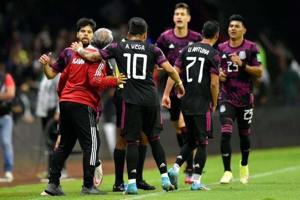 Los jugadores celebraron el primer gol con el entrenador Gerardo Martino.