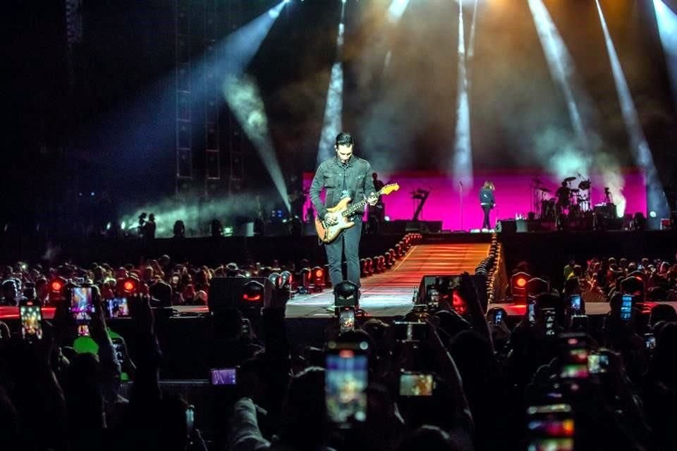 Entre piropos, gritos y un Foro Sol a medio llenar regresó Maroon 5 y su líder Adam Levine a México, donde tocó apenas 90 minutos.