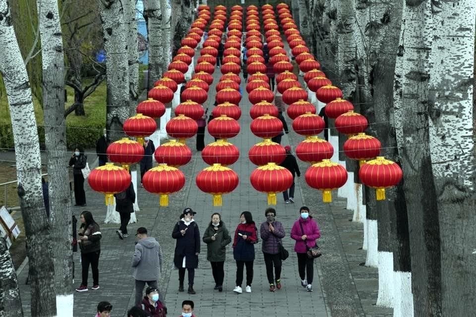 La actividad económica mundial está resintiendo los confinamientos en China por un nuevo brote de Covid, dijo el IIF.