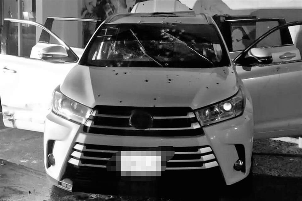 La camioneta Toyota en la que viajaban los sujetos abatidos presentaba múltiples impactos de bala.