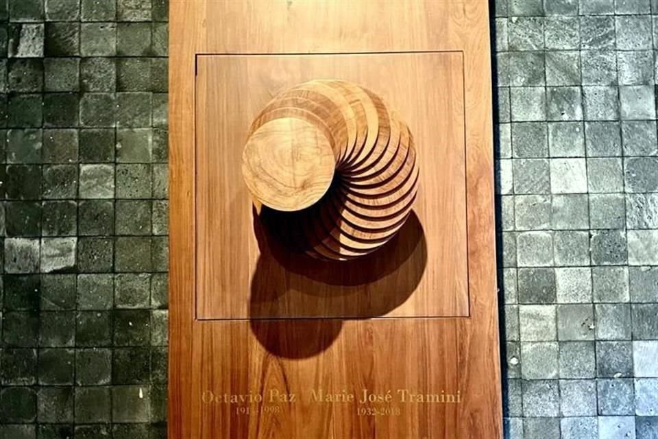 En la estructura diseñada por Vicente Rojo en madera de tzalam con una figura en espiral, inspirada en la poesía del Nobel mexicano, fueron depositadas las cenizas de la pareja Paz-Tramini.