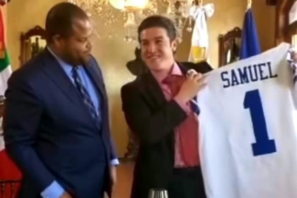 Al concluir la reunión privada, ambos funcionarios intercambiaron obsequios y el emecista presumió imágenes de un jersey de los Dallas Cowboys con el número 1 y su nombre.
