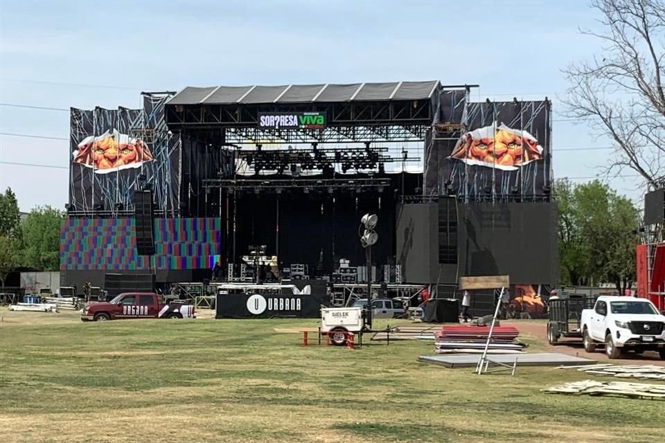 Miles de trabajadores laboran en el Parque Fundidora para terminar de instalar todo lo necesario para el Festival Pa'l Norte.