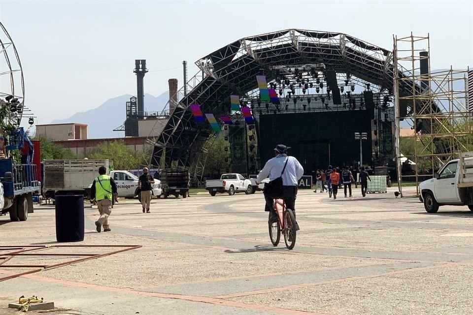 Los escenarios ya fueron instalados dentro del Parque Fundidora.