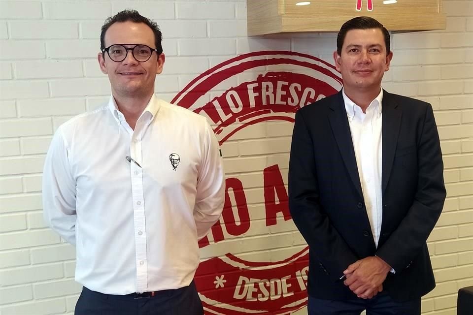 Artemio Santos, director general de KFC en México (izquierda) y Alejandro López, director de Marketing.