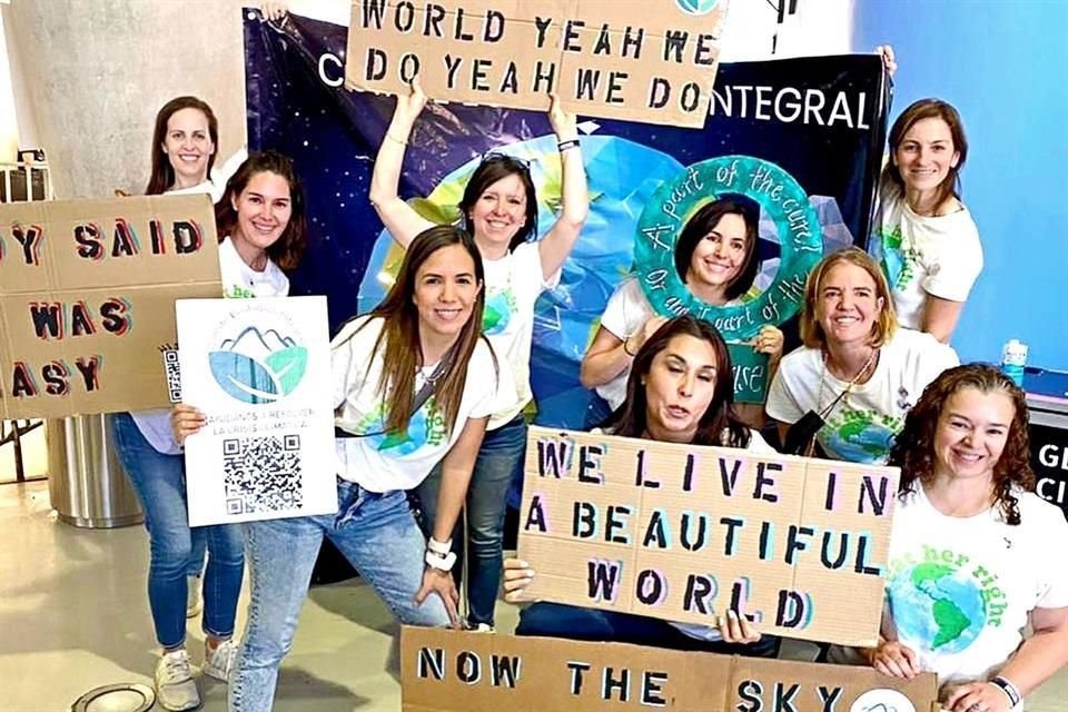 Integrantes del Comité Ecológico Integral, organización que lucha<br>por la Crisis Climática y la Calidad del Aire en Nuevo León, participó en la dinámica de las bicicletas durante el concierto.