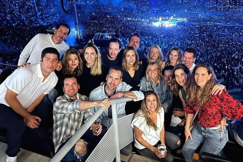 Grupo de amigos que asisitó al concierto de la banda birtánica Coldplay.