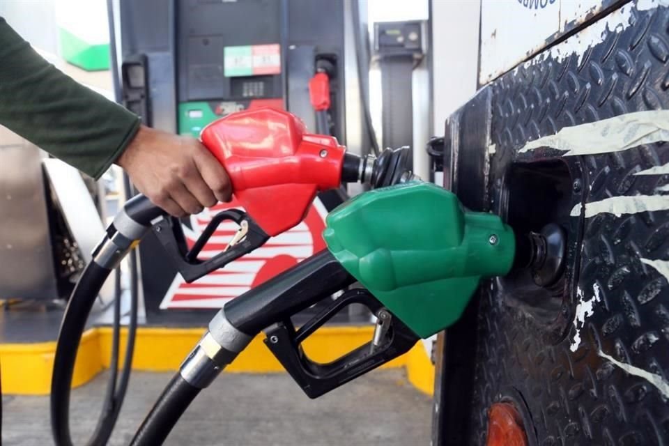 Un trabajador despacha gasolina Premium en una gasolinera de Guadalajara.