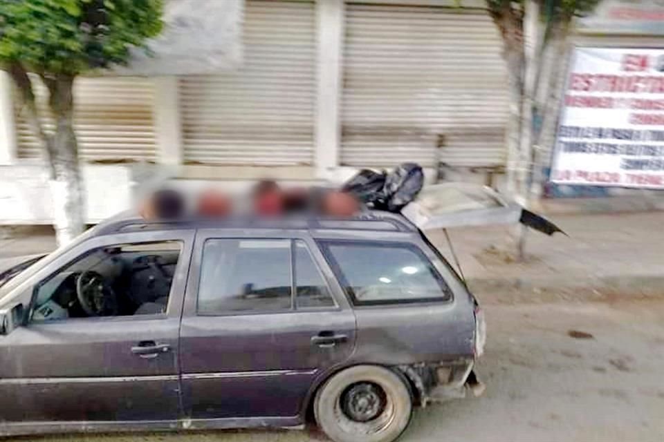 Seis cabezas humanas fueron dejadas sobre un auto en Chilapa. 'La plaza tiene dueño y se respeta', escribieron los agresores en una manta.