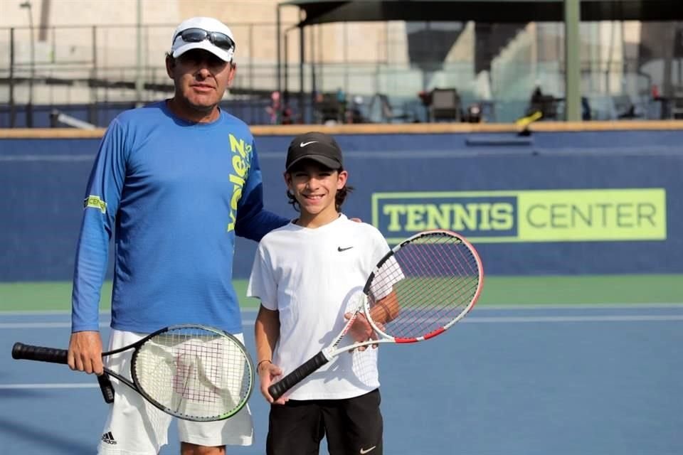 Calles entrena en el Tennis Center junto a Eduardo Vélez, histórico ex jugador mexicano.