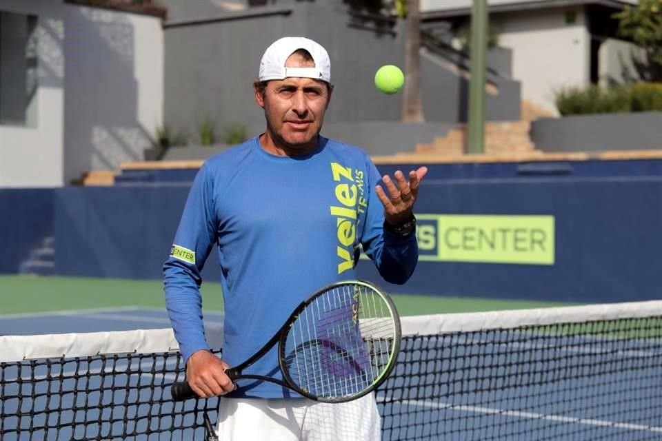 Vélez es recordado por su exitosa carrera como juvenil, que incluyó un título del Orange Bowl y de Wimbledon Junior.