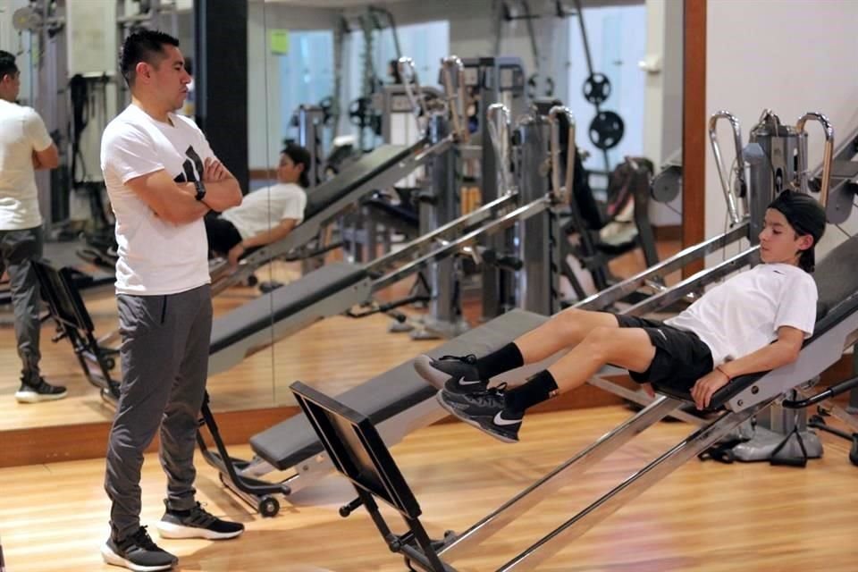 Pese a que sólo tiene 11 años, Leo dice que está consciente de la importancia del trabajo físico en el tenis.