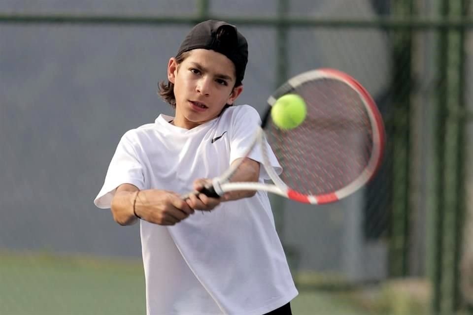 Leo Calles practica en el Tennis Center.