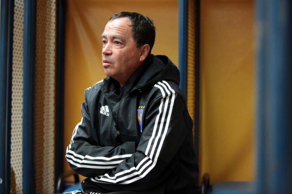 Hugo Hernández fue futbolista y acompañó como auxiliar a los entrenadores Miguel Mejía Barón y Ricardo Ferretti en diferentes equipos.