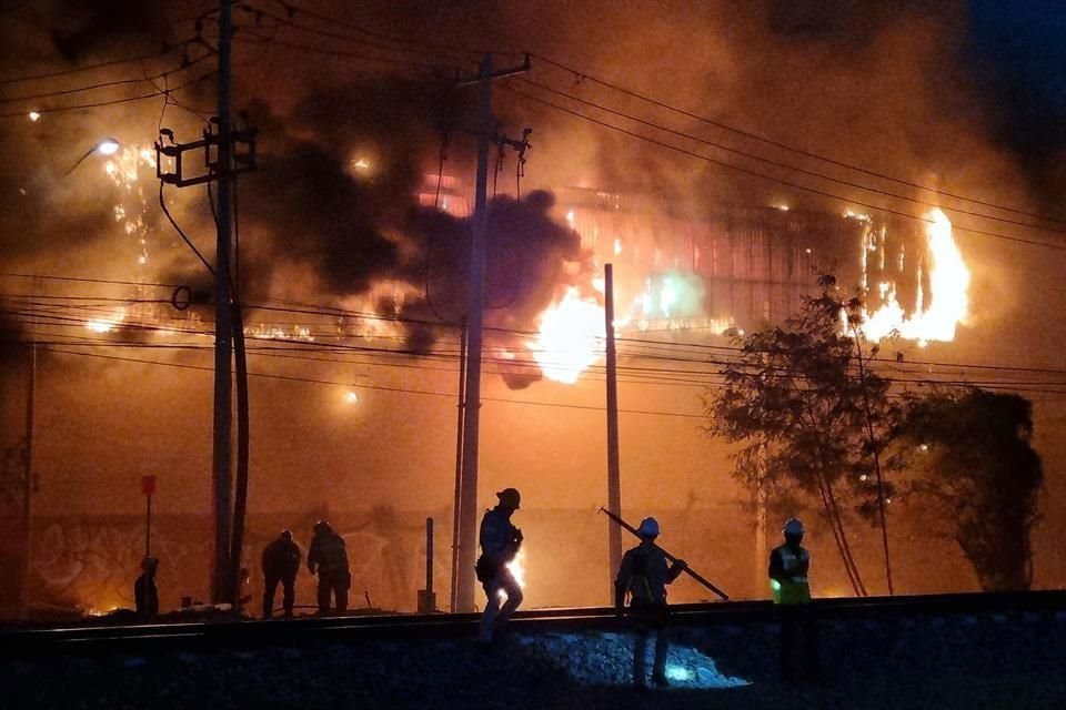 Incendio en empresa en zona industrial de Santa Catarina se ha extendido ante la falta de agua para poder sofocarlo.
