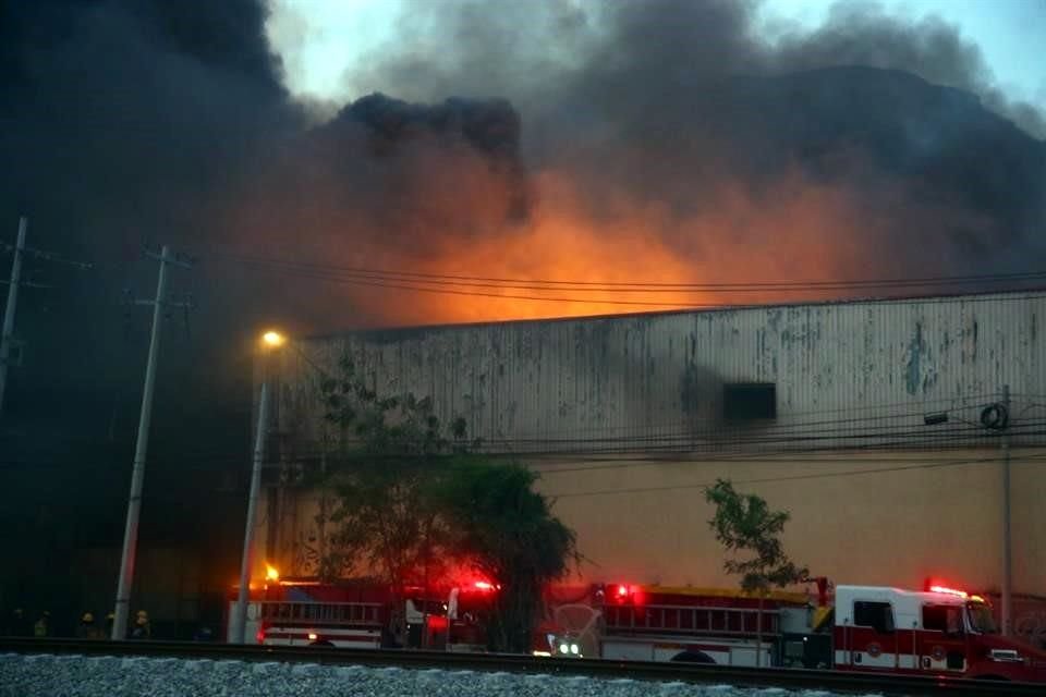 Incendio en empresa en zona industrial de Santa Catarina se ha extendido ante la falta de agua para poder sofocarlo.