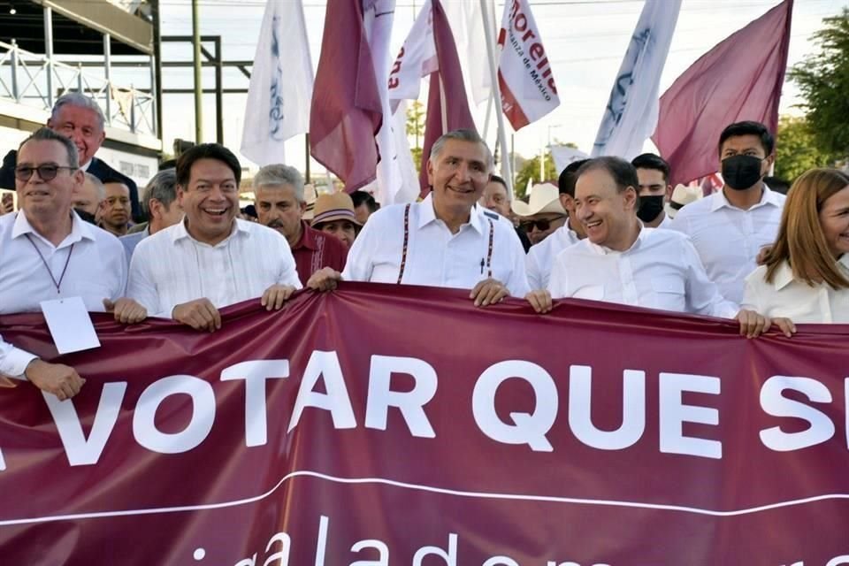 Al centro de la foto, de izquierda a derecha: Delgado, López y Durazo.