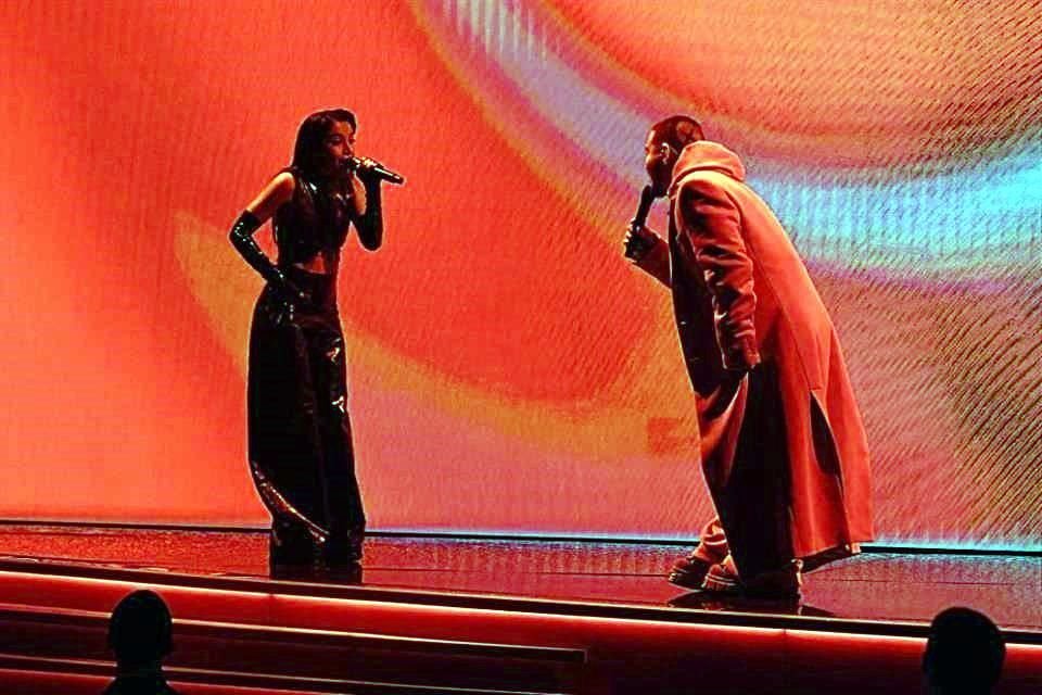 J Balvin y María Becerra realizaron un dueto con una escenografía surrealista.