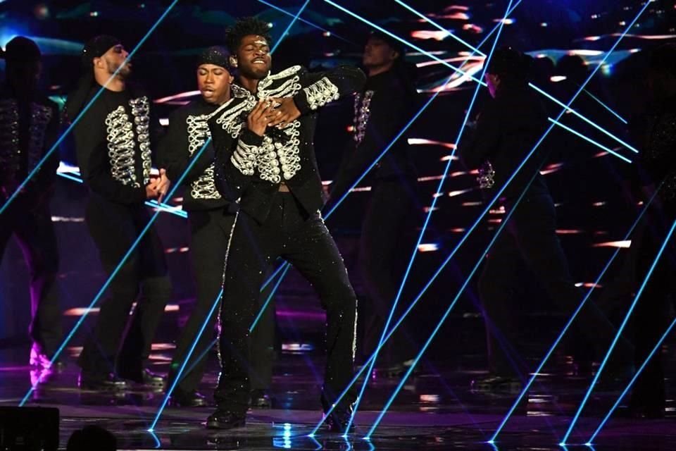 Lil Nas X hizo un despliegue de tecnología con su actuación dentro de la gala.