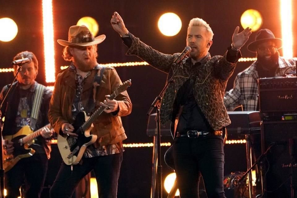 El grupo Brothers Osborne  fue el encargado de cerrar la ceremonia del Grammy, con su rola 'Dead Man's Curve'.