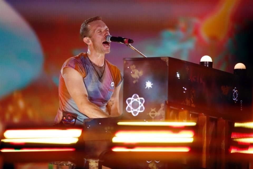 La agrupación británica Coldplay ofreció este domingo una noche llena de color y hermandad, en el primero de sus cuatro shows en la CDMX.