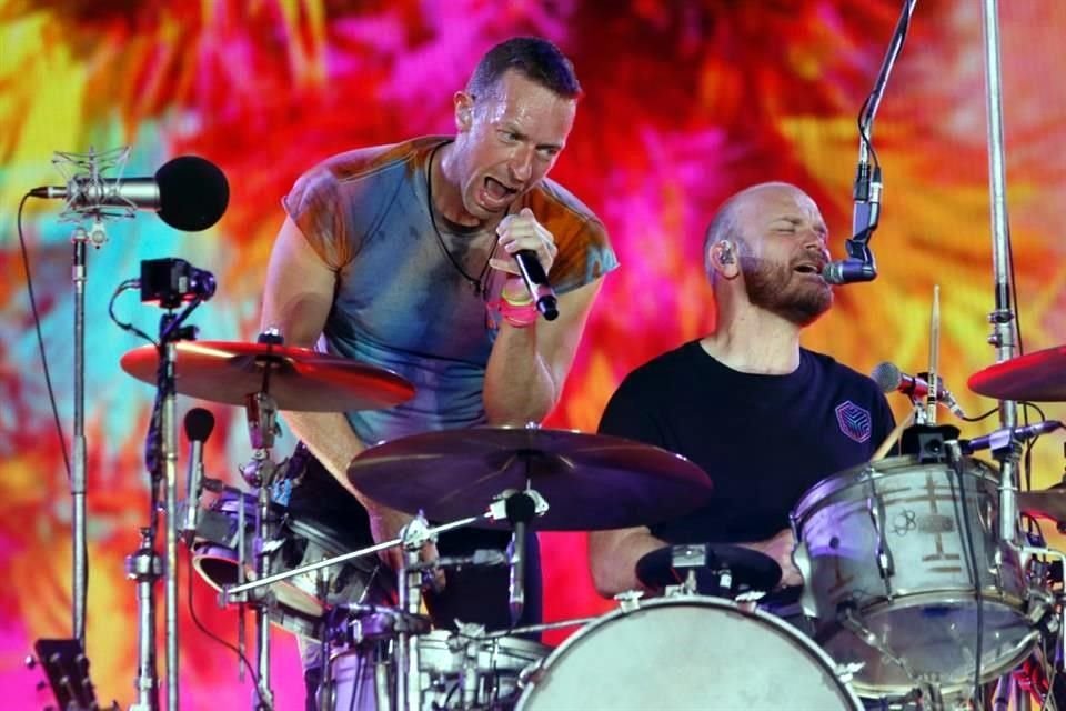 La agrupación británica Coldplay ofreció este domingo una noche llena de color y hermandad, en el primero de sus cuatro shows en la CDMX.