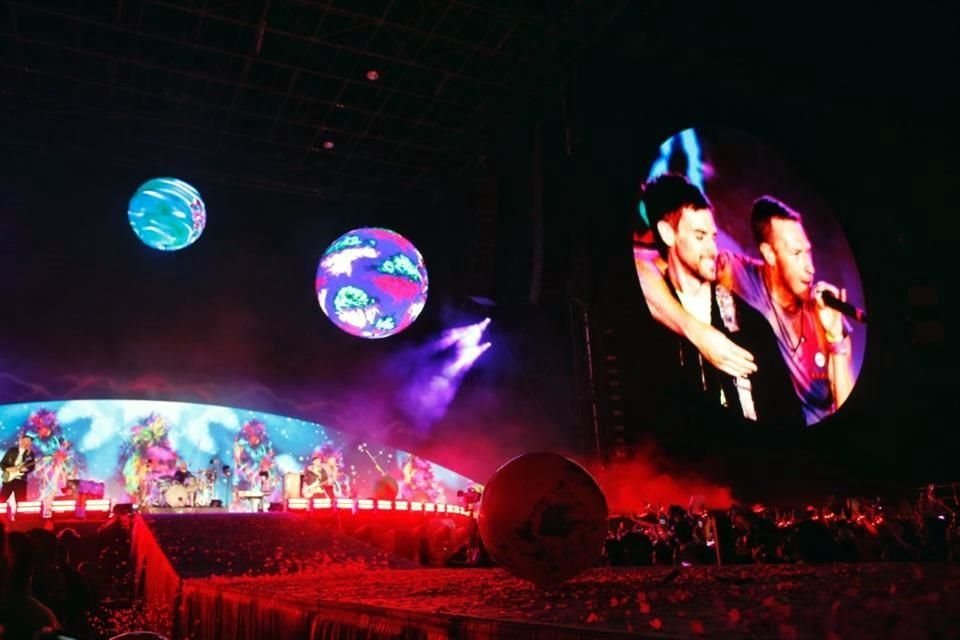 La agrupación británica Coldplay ofreció este domingo una noche llena de color y hermandad, en el primero de sus cuatro shows en la CDMX.