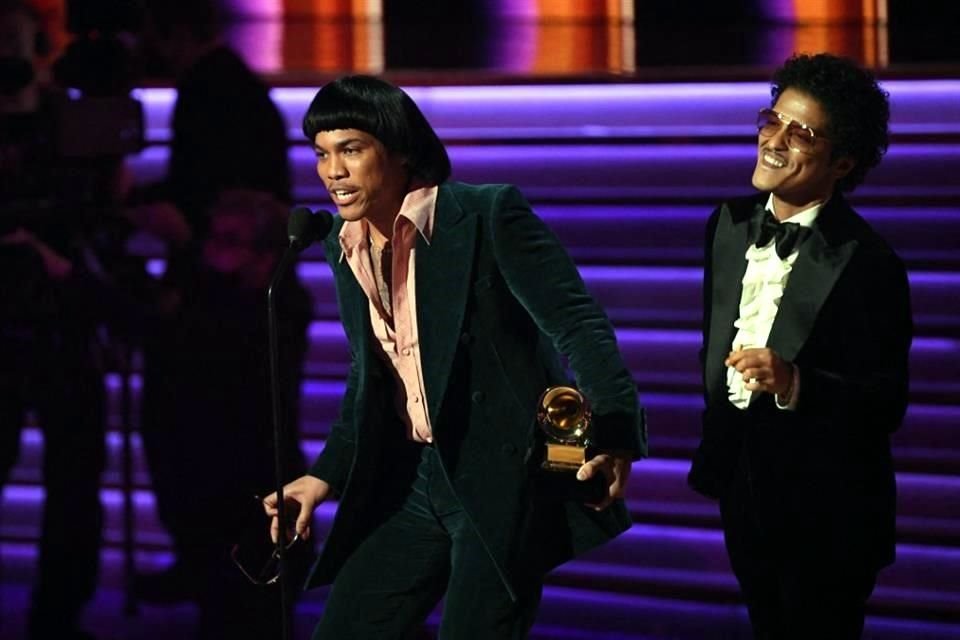 Ahora como parte del dueto Silk Sonic, Bruno Mars (der.) logró conquistar a los premios Grammy, convirtiéndose en el artista más 'cool' de la gala.