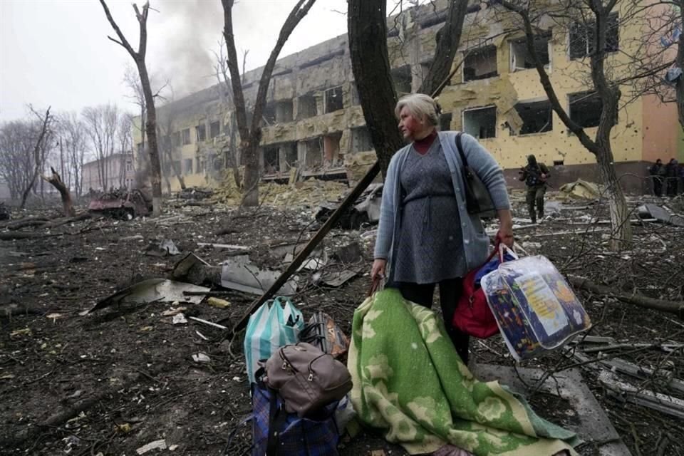 La ciudad portuaria de Mariúpol, al sureste de Ucrania, fue destruida casi en su totalidad a más de un mes de guerra, dijeron autoridades.