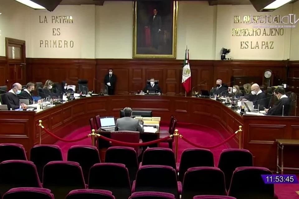 La Corte consideró que el objetivo de la norma es válido, porque se busca evitar que funcionarios favorezcan a empresas a las que regulan a cambio de obtener posteriormente empleos u otros beneficios.