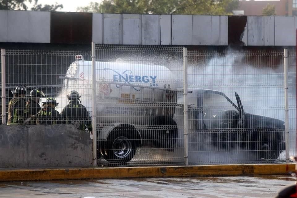 El hecho fue reportado a Bomberos de la Ciudad de México, quienes acudieron al lugar para controlar el incendio.