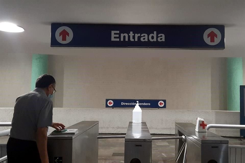 Al entrar a las estaciones falta información para ubicar a los viajeros.