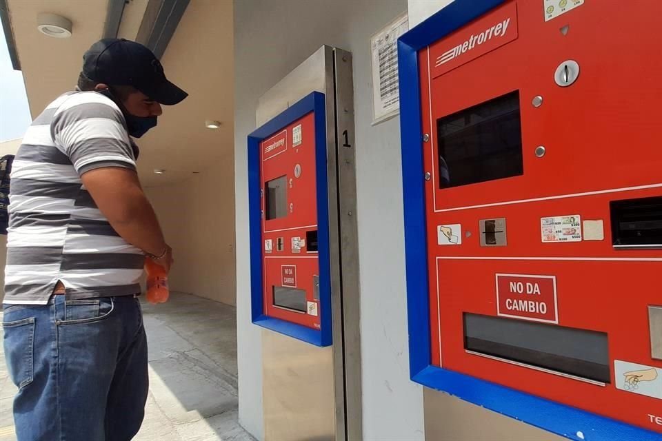 Las máquinas que ofrecen los pasajes carecen de cambio.