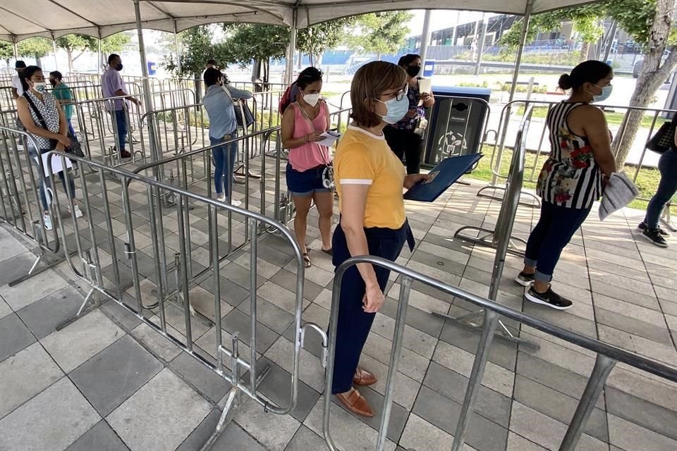 Las filas de maestros que fueron a vacunarse ayer a los módulos en el Estadio de Borregos, en el Tec, y en el de FIME, en la UANL, fluyeron a lo largo del día.