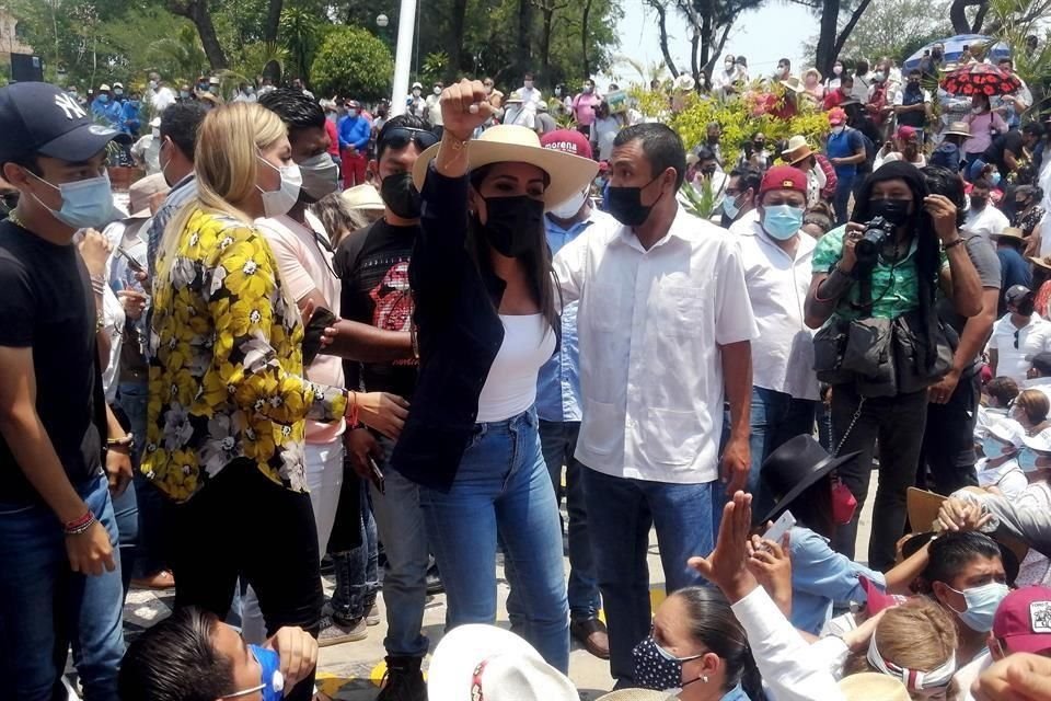 Félix Salgado apunta para que su hija, Evelyn, (al centro con el puño en alto) ocupe su lugar como candidata a la Gubernatura de Guerrero.