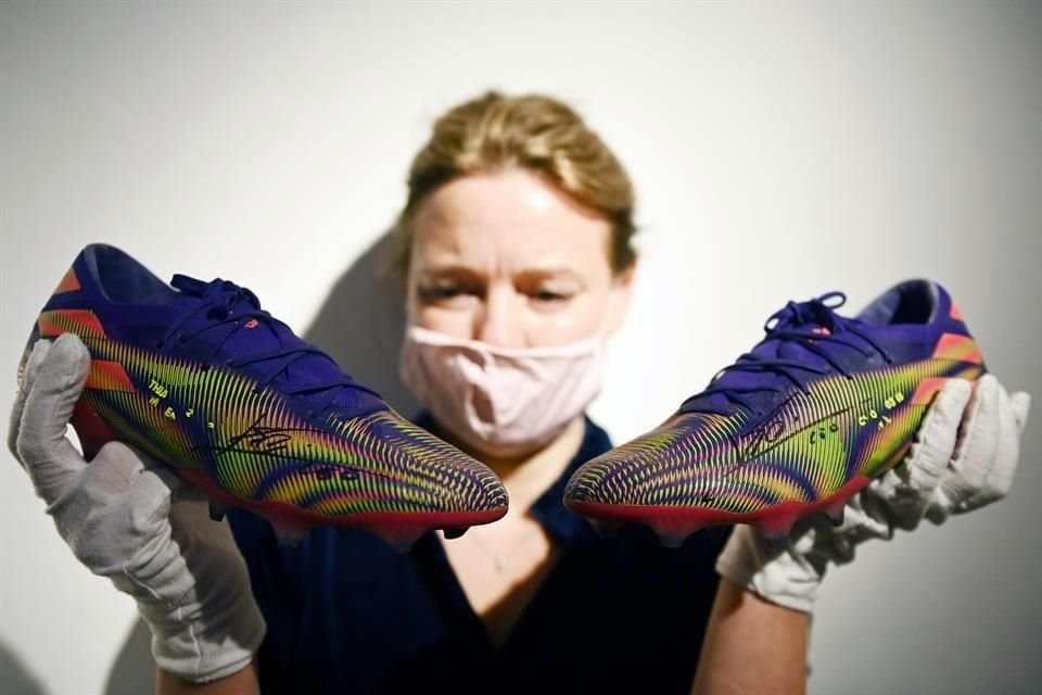 Las botas están autografiadas.