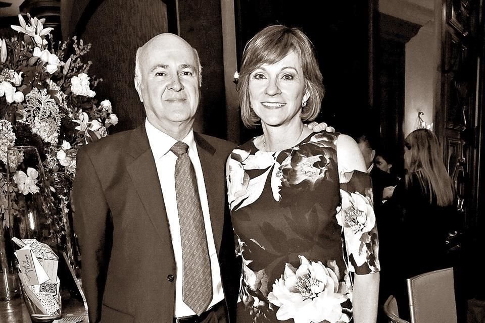 CON SU ESPOSA. Silvia María Treviño de González