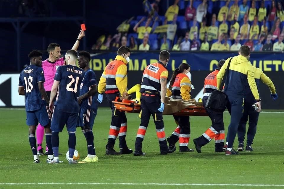 Etienne Capoue fue expulsado mientras lo sacaban en camilla del campo.