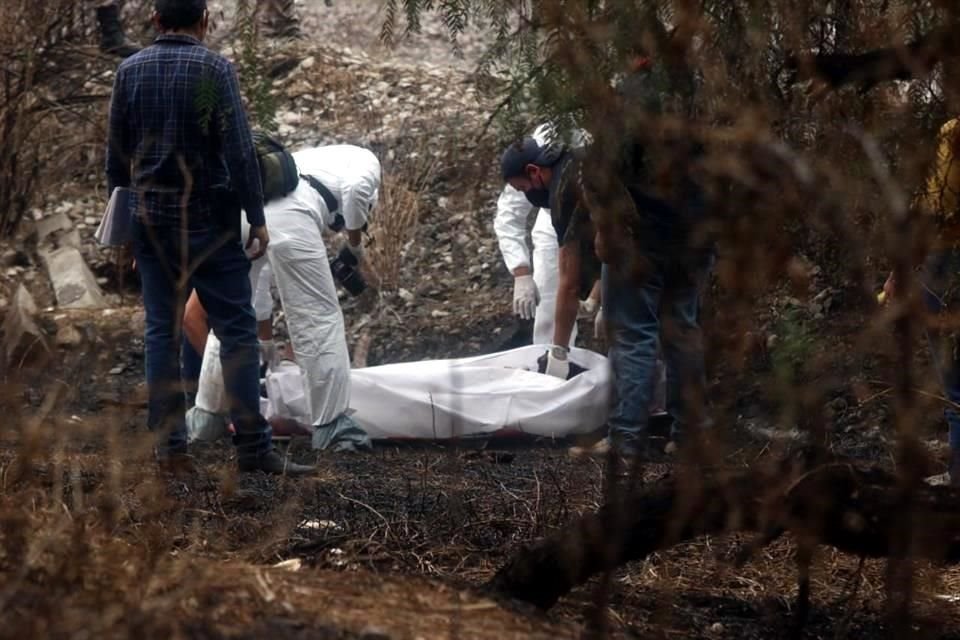 Alrededor del cuerpo había algunas botellas de vidrio rotas y al menos unos 10 metros de pasto recién quemado.