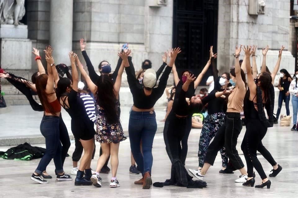 Protesta de estudiantes de la Academia de Danza Mexicana en el Día de la Danza, en la explanada del Palacio de Bellas Artes.