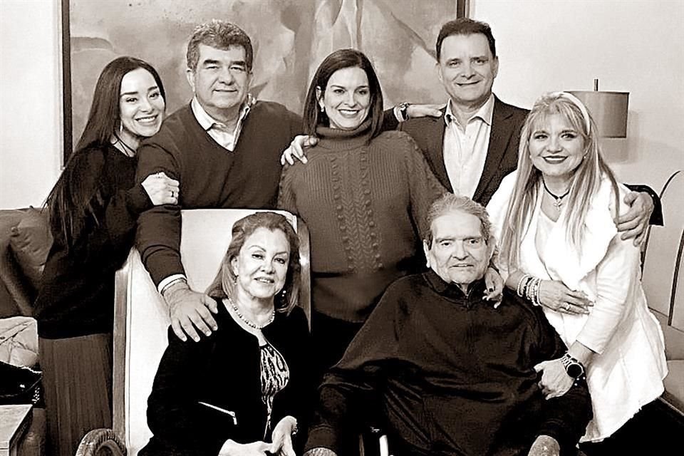 ARRIBA: Myriam, Jorge, Zandra, Mario y Mónica Gámez ABAJO: Graciela Fonseca de Gámez y Jorge Gámez