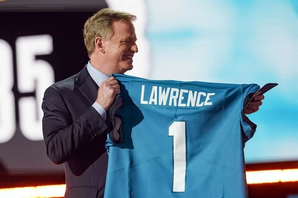 El comisionado Roger Goodell durante la primera selección.