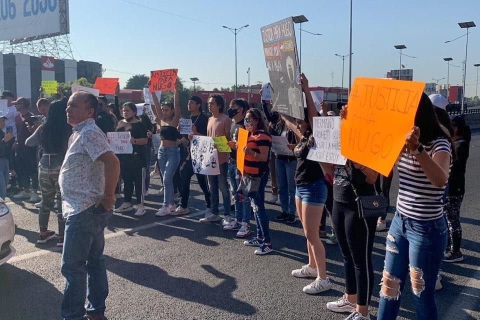 Familiares y amigos bloquearon Periférico para exigir justicia por el asesinato de Hugo Carbajal.