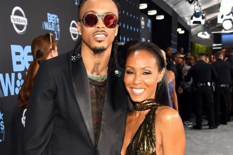 El cantante August Alsina, ex amante de Jada Pinkett, esposa de Will Smith, está negociando escribir un libro sobre su relación.