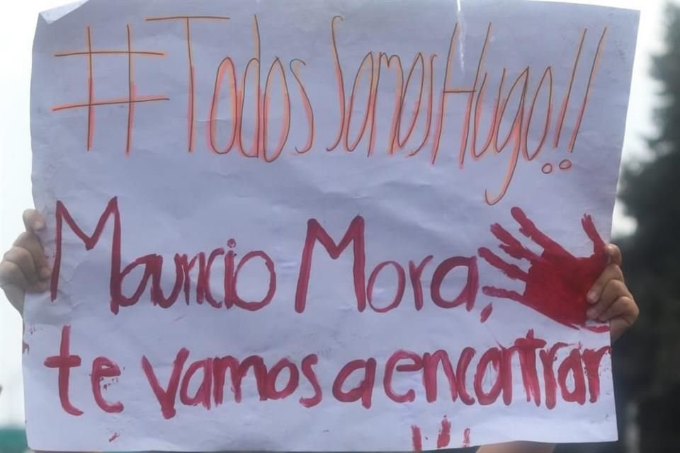 Los familiares de Hugo compartieron videos y fotos en los que se observa al agresor Mauricio Mora cuando sostiene por el cuello a Hugo, mientras éste se desangra.