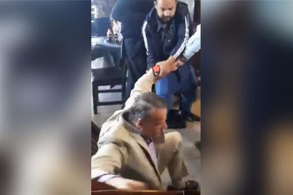 Alfredo Adame protagonizó un nuevo altercado, ahora con abogado de Carlos Trejo en restaurante, en donde cae al piso en más de una ocasión.