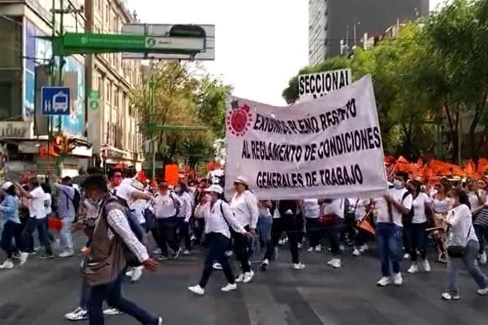 Los trabajadores partieron de las Oficinas Generales del Metro, en la calle Delicias, y continuaron por Eje Central hasta llegar a Madero para dirigirse a la plancha del Zócalo.