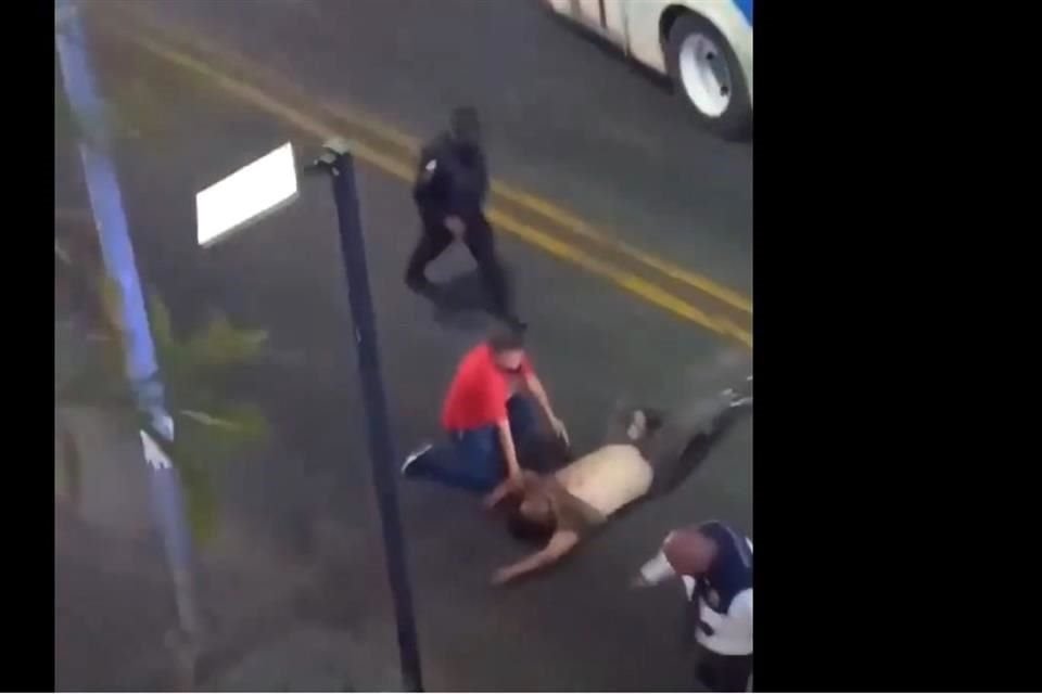 El hombre cayó primero sobre el techo de un camión urbano y luego quedó tendido sobre el pavimento de Av. Universidad.