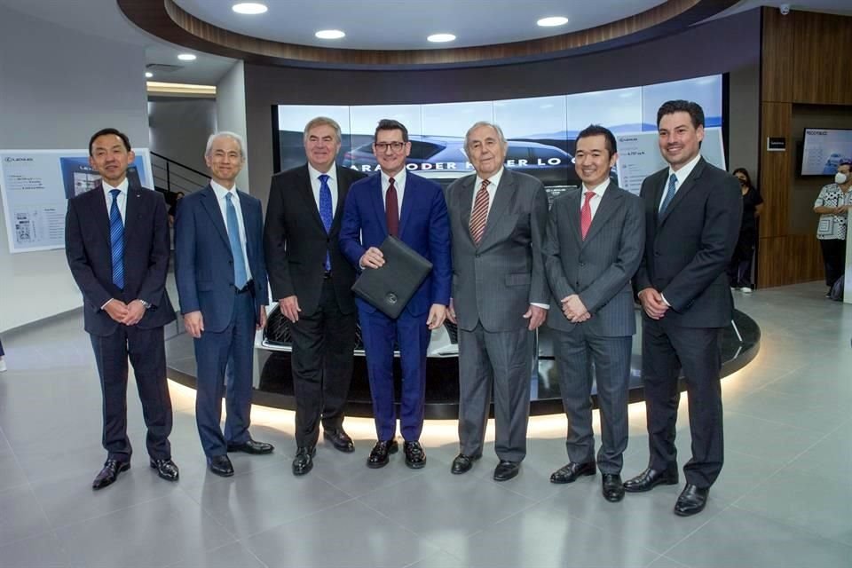 Haruyuki Hattori, Nauyoki Hata, Bob Carter, René Becerra, Eugenio Clariond, Keiichiro Kuwabara y José Alfonso Rubio.